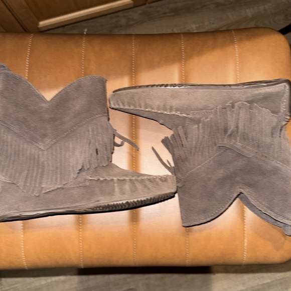 Manitobah Moccasin Booties Size 6M
Made in Canada Brown Leather Suede Fringe - Picture 2 of 6